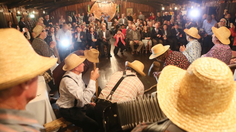 PORTO ALEGRE, RS, BRASIL 14.10.2015 : Acompanhado da secretária do Gabinete de Políticas Sociais, Maria Helena Sartori, o governador, José Ivo Sartori, participou, da cerimônia de lançamento da 2ª edição do livro