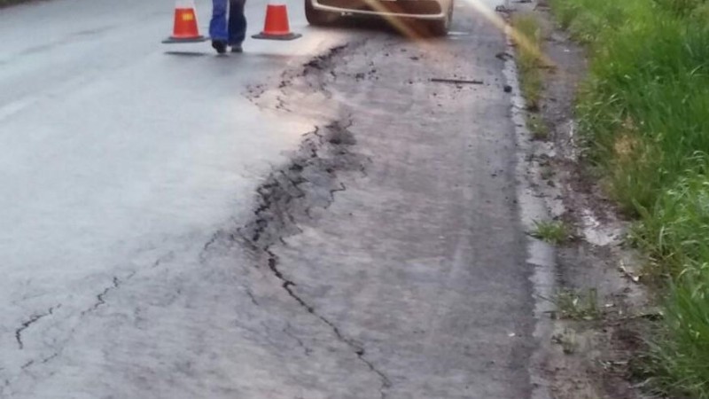 Asfalto na ERS-431, na Serra, cedeu após chuva intensa
