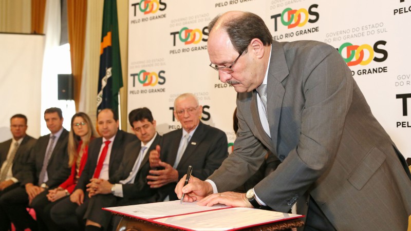 PORTO ALEGRE, RS, BRASIL 21.10.2015 : O governador José Ivo Sartori assinou, nesta quarta-feira (21), decretos de concessão do incentivo do Fundo Operação Empresa - Fundopem/RS e do Integrar/RS - Programa de Harmonização do Desenvolvimento Industrial do