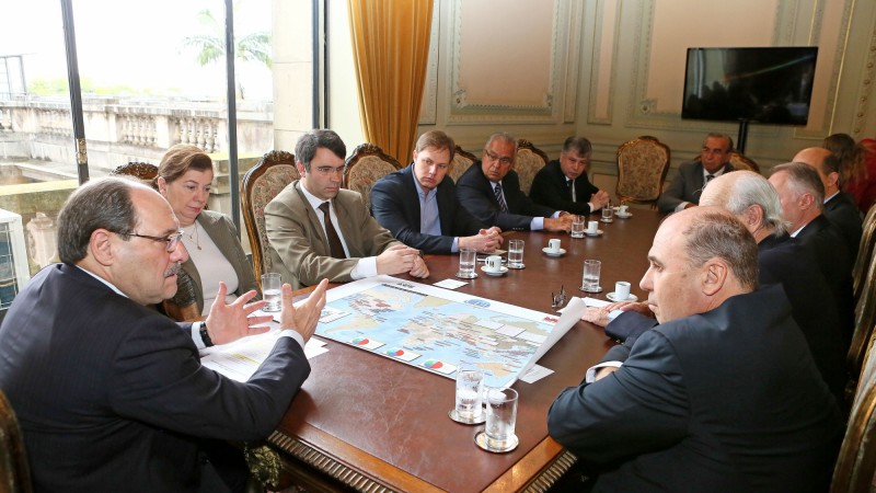 PORTO ALEGRE, RS, BRASIL 22.10.2015 : O governador José Ivo Sartori assinou, na manhã desta quarta-feira (21), o protocolo de Intenções entre Governo do Estado e empresa Seival Sul Mineração S.A., do município de Candiota. Foto: Luiz Chaves/Palácio