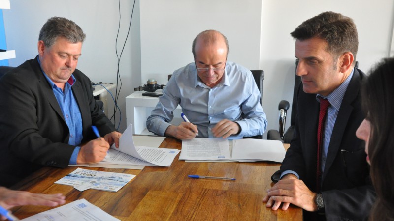 O diretor-presidente da Corsan, Flávio Ferreira Presser, e o prefeito Sergio Ademir Kuhn assinaram contrato de programa de água e esgoto