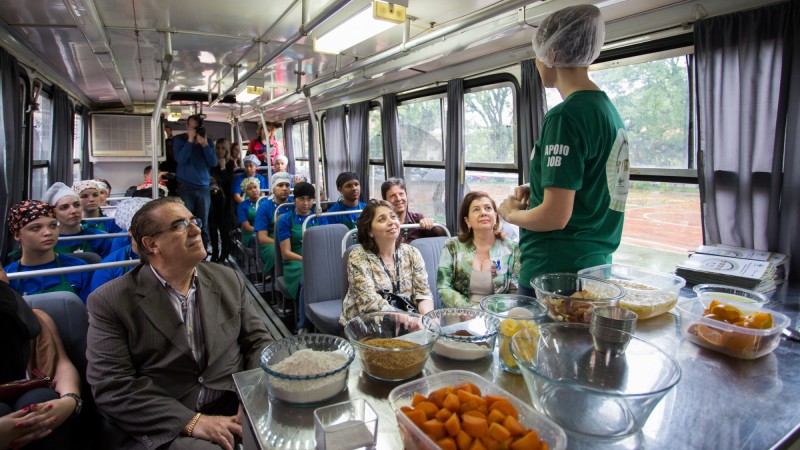 PORTO ALEGRE, RS, BRASIL 17.11.2015: A secretária de Políticas Sociais, Maria Helena Sartori, participou, nesta manhã (17), da aula inaugural do ônibus-escola do programa Prato para Todos. Foto: Karine Viana/Palácio Piratini.