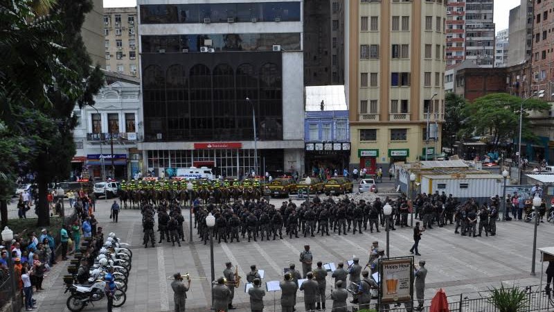 200 policiais militares das unidades operacionais do Comando de Policiamento da Capital participam da Operação Papai Noel