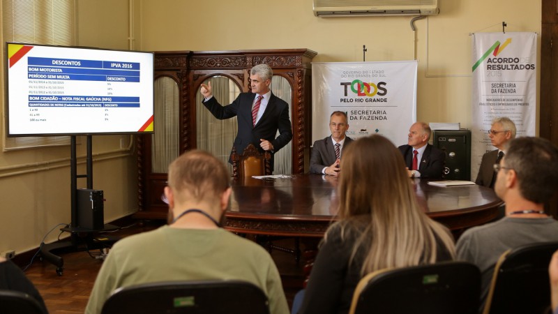 PORTO ALEGRE, RS, BRASIL, 07.12.2015: Em coletiva na tarde desta segunda-feira, (07), o secret&aacute;rio ajunto da Fazenda, Luis Antonio Bins, juntamente com o subsecret&aacute;rio da Receita Estadual, M&aacute;rio Luis Wunderlich informaram o calend&aacute;rio para o IPVA 2016.