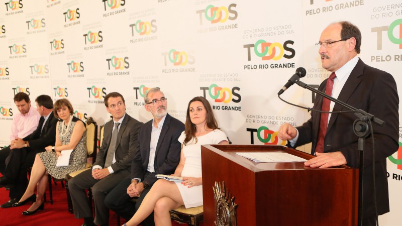 PORTO ALEGRE, RS, BRASIL 09.12.2015: Na presença do governador José Ivo Sartori, a secretaria do Ambiente e Desenvolvimento Sustentável lançou, nesta quarta-feira (9), no Salão Negrinho do Pastoreio do Palácio Piratini, o novo Sistema de Outorga de Água