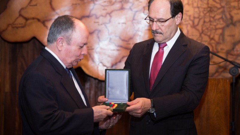 PORTO ALEGRE, RS, BRASIL 14.12.2015: O governador José Ivo Sartori participou, nesta segunda-feira (14), de encontro com gestores de grupos de comunicação e homenagem aos 80 anos da Associação Riograndense de Imprensa. Na ocasião, foi entregue a Medalha