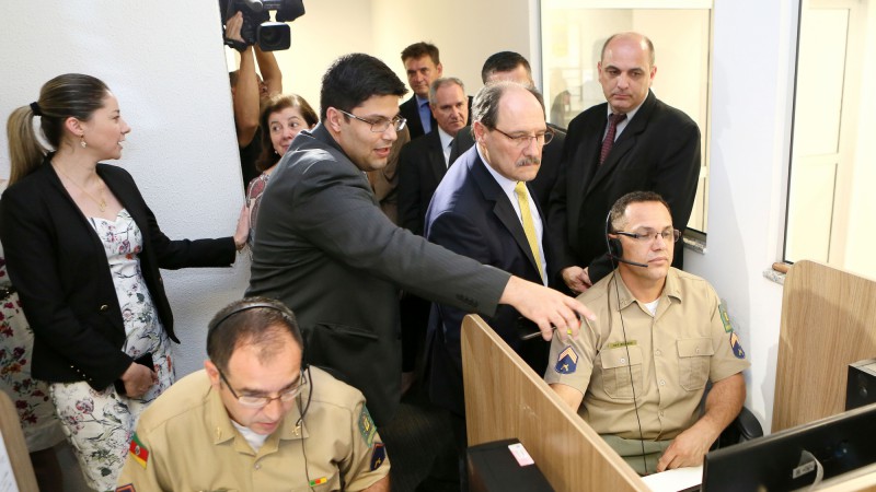 PORTO ALEGRE, RS, BRASIL 17.12.2015: O governador Jos&eacute; Ivo Sartori, acompanhado da secret&aacute;ria de Pol&iacute;ticas Sociais, Maria Helena Sartori, participou do lan&ccedil;amento do PLP 2.0, Aplicativo de Prote&ccedil;&atilde;o &agrave;s Mulheres V&iacute;timas de Viol&ecirc;ncia Dom&eacute;stica. O projeto &eacute;
