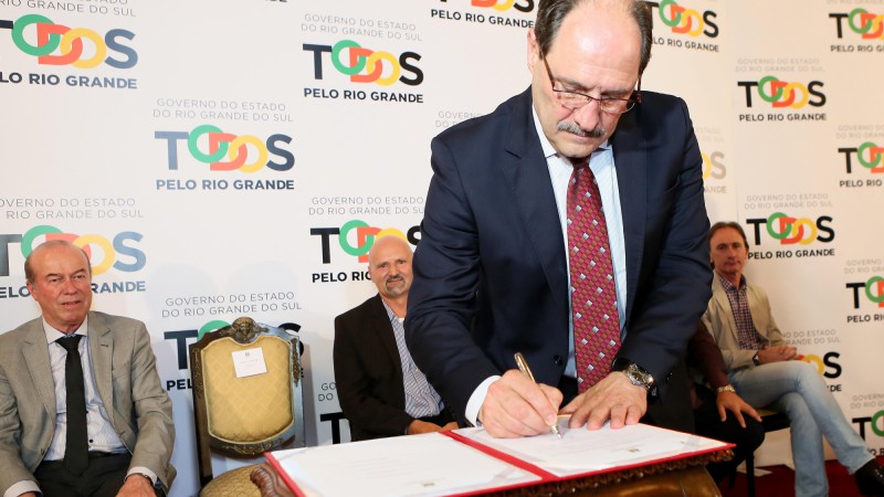 PORTO ALEGRE, RS, BRASIL 18.12.2015: O presidente da Companhia Riograndense de Saneamento (Corsan), Fl&aacute;vio Presser, com a presen&ccedil;a do governador Jos&eacute; Ivo Sartori, assinou, nesta sexta-feira (18), ordem de servi&ccedil;o para tr&ecirc;s obras de esgotamento sanit&aacute;rio