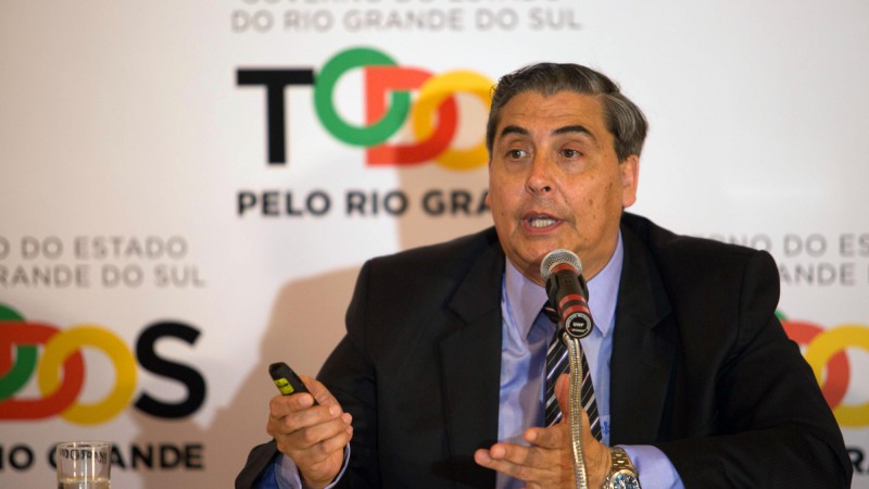 PORTO ALEGRE, RS, BRASIL 23.12.2015: O governo do Estado anunciou, nesta quarta-feira (23), durante entrevista coletiva no Sal&atilde;o Negrinho do Pastoreio do Pal&aacute;cio Piratini, a sexta fase do Ajuste Fiscal Ga&uacute;cho. Ap&oacute;s o pronunciamento do governador Jos&eacute; Ivo