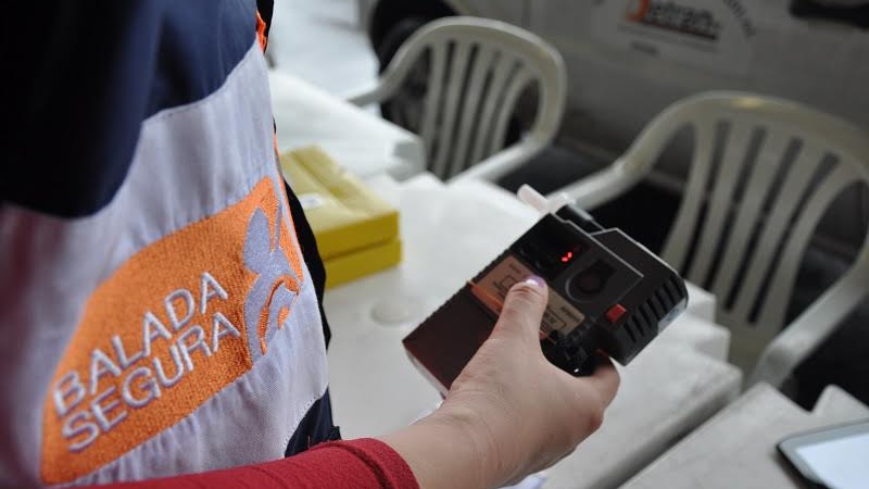 Balada Segura aborda 300 veículos no Litoral