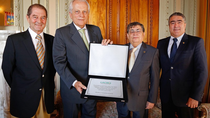PORTO ALEGRE, RS, BRASIL, 21.01.2016: O governador em exercício, José Paulo Cairoli, recebeu do presidente da Confederação das Associações Comerciais e Empresariais do Brasil (CACB), George Pinheiro, uma placa em agradecimento pela sua gestão, à frente
