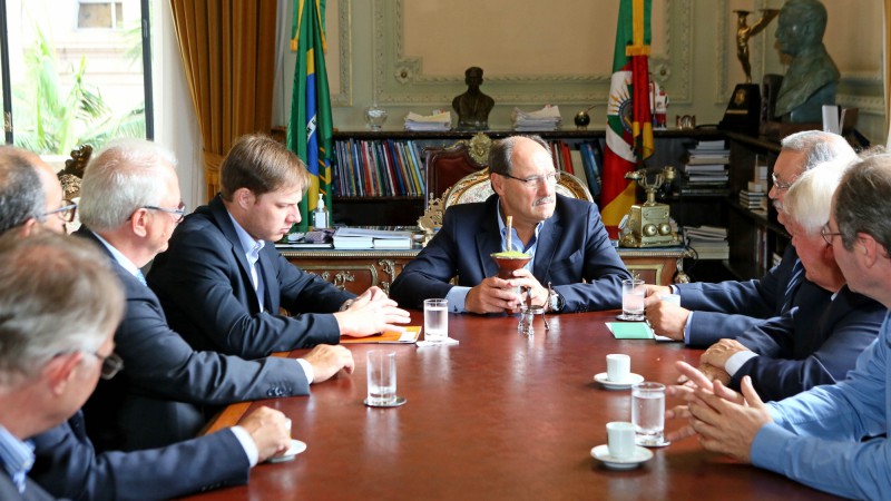 PORTO ALEGRE, RS, BRASIL 05.02.2016: O governador José Ivo Sartori recebeu nesta sexta-feira (5) convite para comemoração dos 60 anos da CERTEL e também para inauguração da usina PCH Cazuza Ferreira. A solenidade será realizada no próximo dia 19 de