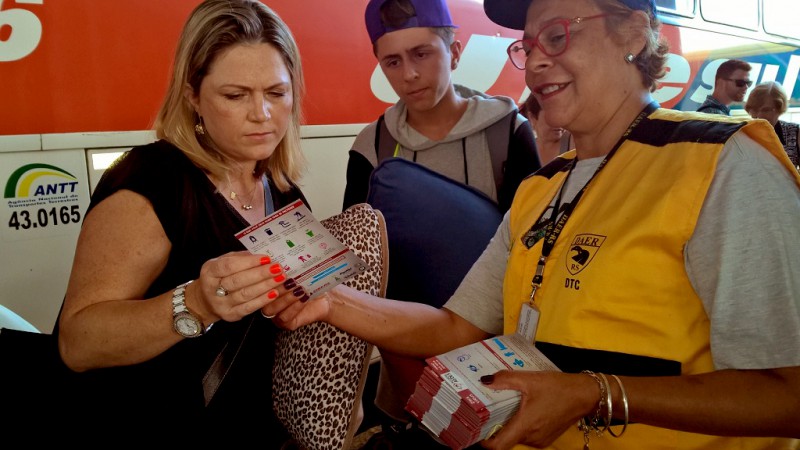 Fiscais do Daer distribuem panfletos nas estações rodoviárias e em operações de tráfego