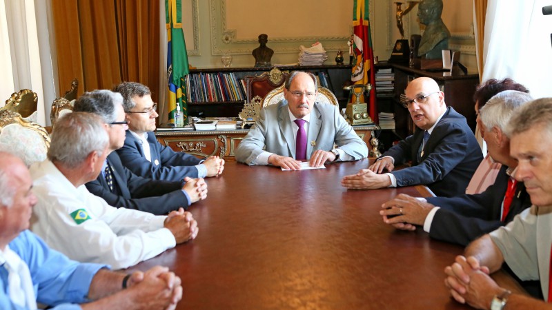 PORTO ALEGRE, RS, BRASIL 11.02.2016: O governador José Ivo Sartori recebeu no Palácio Piratini a nova diretoria do Movimento Tradicionalista Gaúcho (MTG). Estão sendo empossados para a gestão 2016 o presidente Nairioli Antunes Callegaro, o