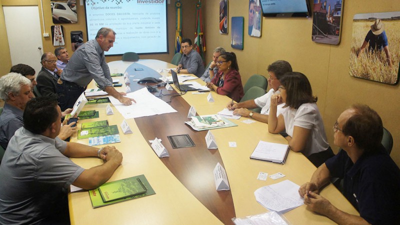 Representantes da empresa Doces Dacosta reuniram-se com técnicos do governo na Sala do Investidor