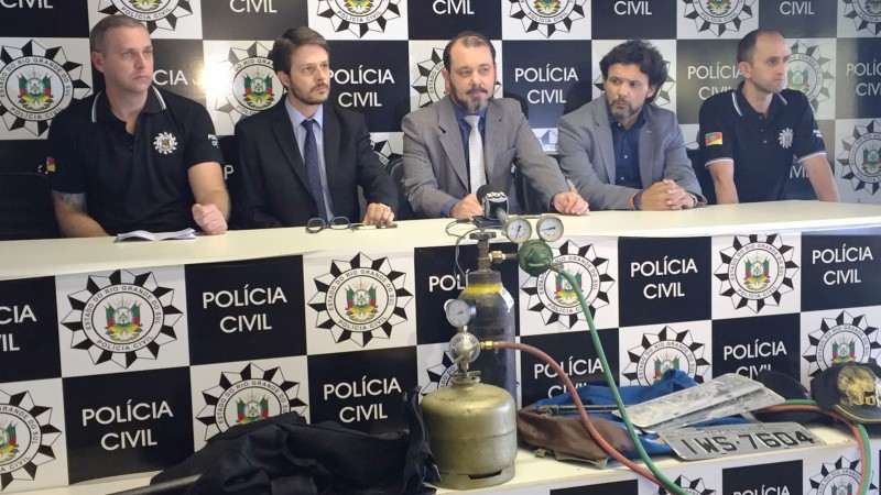 Polícia prende arrombadores de caixa eletrônico