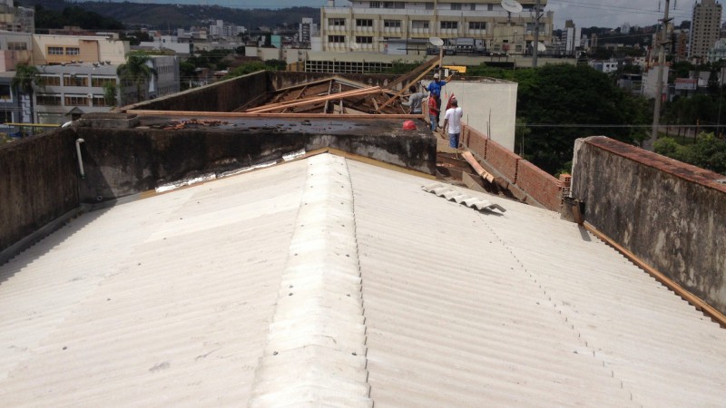 Colégio Protásio Alves tem mais de 60% do telhado já reconstruído