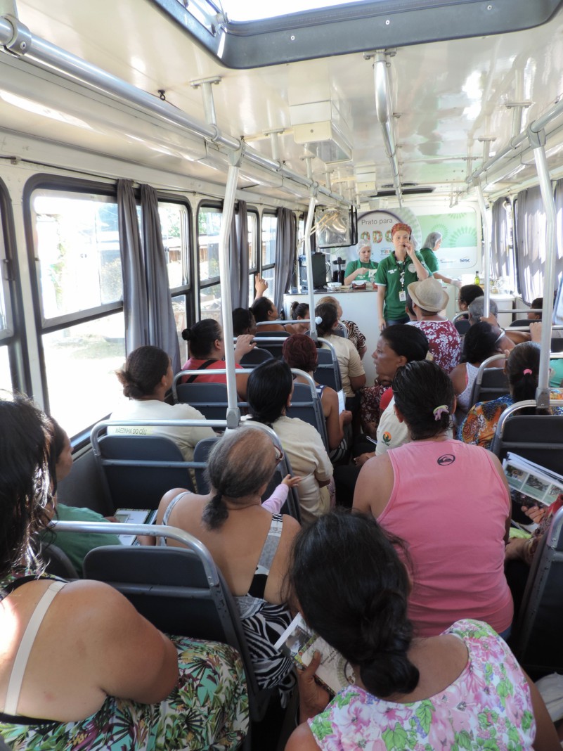 Ônibus –Escola do Prato Para Todos visita comunidade do Sarandi