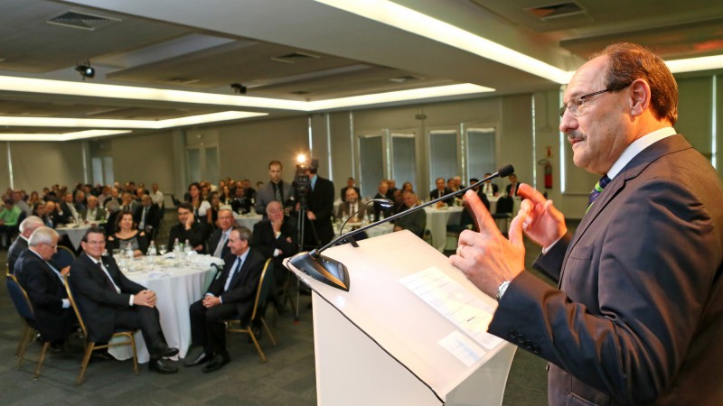 PORTO ALEGRE, RS, BRASIL 07.04.2015: O governador José Ivo Sartori agraciou, nesta quinta-feira (7), empresas com mais de 100 anos de contribuição ao desenvolvimento gaúcho. Foto: Luiz Chaves/Palácio Piratini.