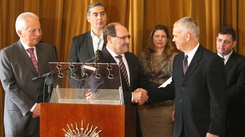 PORTO ALEGRE, RS, BRASIL 11.04.2016: O governador José Ivo Sartori recebeu, na manhã desta segunda-feira (11), do presidente da Yara Brasil Fertilizantes, Lair Hanzen, a confirmação de investimentos privados, pela Yara Brasil Fertilizantes, na ordem de