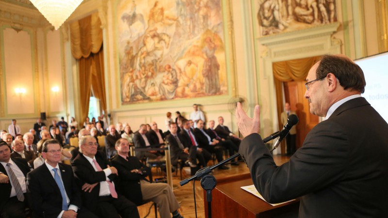 PORTO ALEGRE, RS, BRASIL 14.04.2016: O governador José Ivo Sartori reuniu-se com o secretariado, nesta quinta-feira (14), no Salão Alberto Pasqualini, do Palácio Piratini. O encontro teve por objetivo discutir a renegociação da dívida do Estado com a