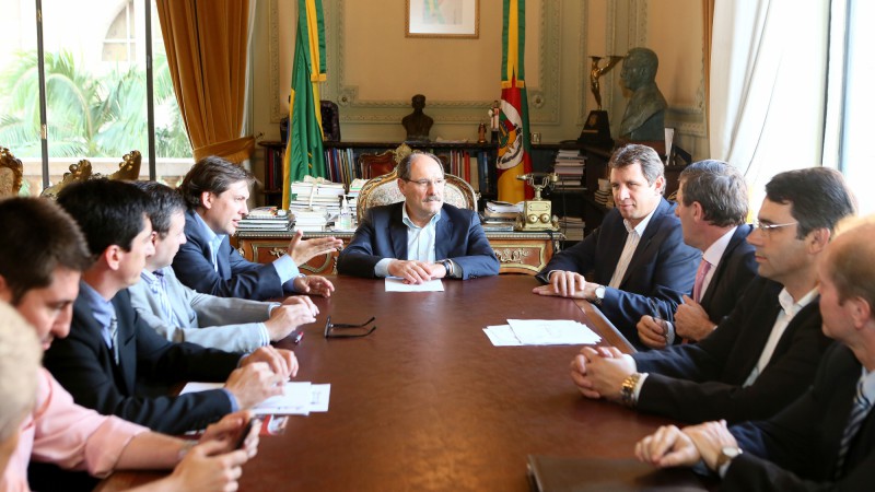 PORTO ALEGRE, RS, BRASIL 20.04.2016: Governador Jos&eacute; Ivo Sartori recebeu na tarde desta quarta-feira (20), no Pal&aacute;cio Piratini,  a diretoria do Grupo JBS. Durante a audi&ecirc;ncia, foi feita a entrega de convite para a Expotrisul, com a presen&ccedil;a das soberanas