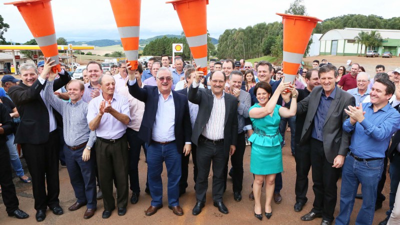 SANTA CECÍLIA DO SUL, RS, BRASIL 22.04.2016: Nesta sexta-feira (22), o governador José Ivo Sartori inaugurou o acesso asfáltico em trecho de ligação do município de Tapejara à Santa Cecília do Sul, na ERS-430. O anúncio foi feito durante a abertura da 2ª