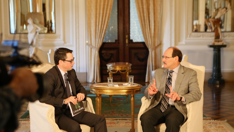 PORTO ALEGRE, RS, BRASIL 05.05.2016: Governador Jos&eacute; Ivo Sartori concede entrevista para o jornalista M&aacute;rcio Fernandes, do Canal Rural. Programa Bancada Rural com participa&ccedil;&atilde;o de Sartori vai ao ar no dia 21 de maio, &agrave;s 20h. Foto: Luiz Chaves/Pal&aacute;cio