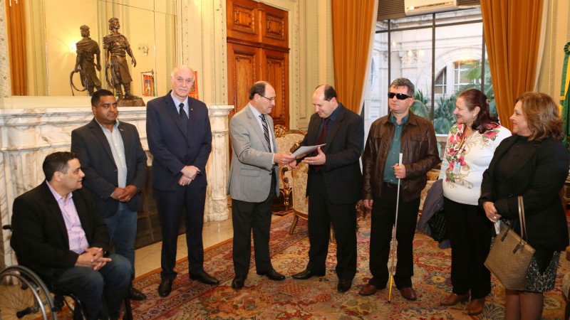 PORTO ALEGRE, RS, BRASIL 05.05.2016: O governador Jos&eacute; Ivo Sartori sancionou, nesta quinta-feira (5), o projeto de lei n&ordm; 56/2015, de autoria do deputado estadual S&eacute;rgio Peres, que complementa a legisla&ccedil;&atilde;o prevendo, em &oacute;rg&atilde;os p&uacute;blicos, banheiros
