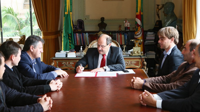 PORTO ALEGRE, RS, BRASIL 11.05.2016: O governador Jos&eacute; Ivo Sartori sancionou, nesta quarta-feira (11), a lei que autoriza o Departamento Aut&ocirc;nomo de Estradas de Rodagem (Daer/RS) a transferir ao munic&iacute;pio de Bom Princ&iacute;pio, na regi&atilde;o do Vale do Ca&iacute;, a