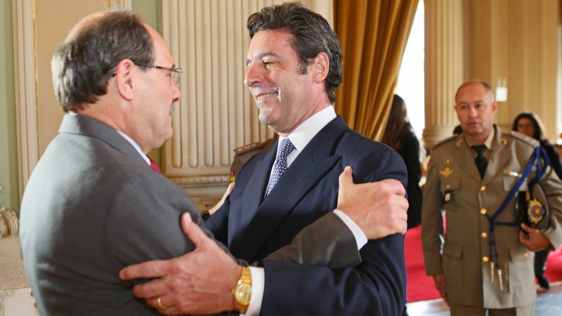 PORTO ALEGRE, RS, BRASIL 12.05.2016: O governador José Ivo Sartori recebeu, nesta quinta-feira (12), no Palácio Piratini, a visita Oficial do Embaixador da Argentina, Sr. Carlos Alfredo Magariños. Foto: Luiz Chaves/Palácio Piratini