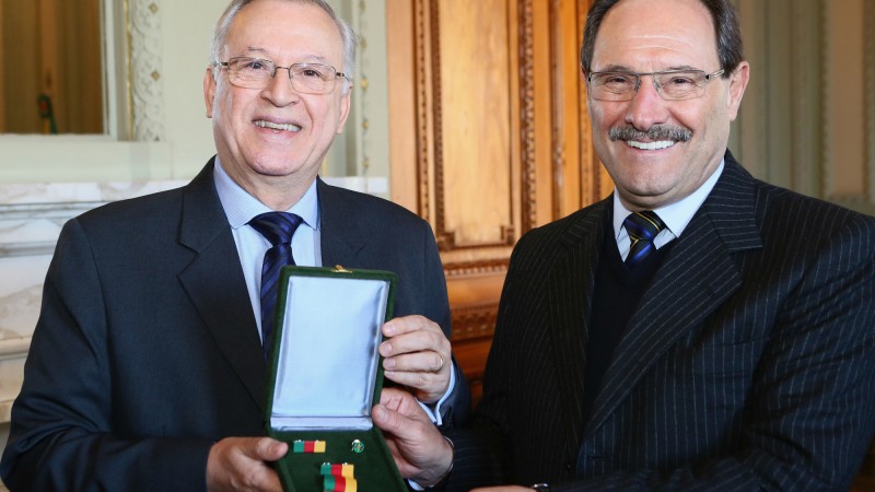 PORTO ALEGRE, RS, BRASIL 02.06.2016: O governador José Ivo Sartori condecorou o escritor itaquiense Dilan Camargo, nesta quinta-feira (2), com a Medalha Simões Lopes Neto. Dilan é conhecido por sua contribuição ao estado com obras literárias e a fundação