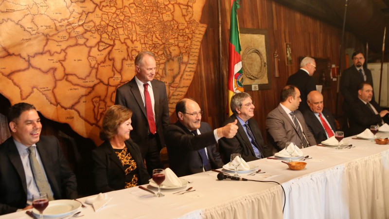 PORTO ALEGRE, RS, BRASIL 04.07.2016: O governador José Ivo Sartori reuniu-se com a bancada estadual e federal nesta segunda-feira (04), para tratar sobre a renegociação da dívida do Estado com a União e medidas de austeridade. O encontro de trabalho