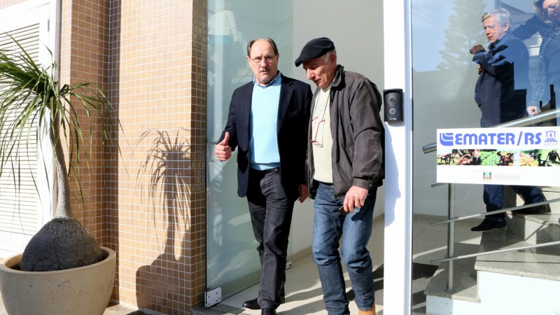 XANGRI-LÁ, RS, BRASIL 22.07.2016: O governador José Ivo Sartori e o secretário do Desenvolvimenro Rural, Pesca e Cooperativismo, Tarcísio Minetto, inauguraram, nesta sexta-feira (22), novo escritório da Emater/RS, em Xangri-Lá, no Litoral Norte do