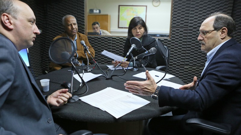 PORTO ALEGRE, RS, BRASIL 11.08.2016: Governador José Ivo Sartori concede entrevista para o programa Governo em Rede, da Rádio Web Piratini, com participação do Secretário de Comunicação, Cleber Benvegnú. Foto: Luiz Chaves/Palácio Piratini