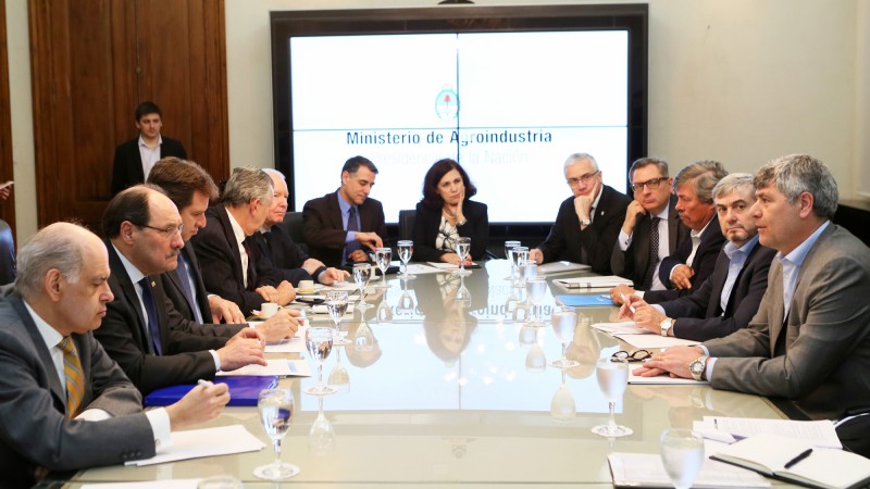 BUENOS AIRES, ARGENTINA , 16.08.2016: O desenvolvimento recente do mercado mundial de alimentos e o crescimento da demanda por proteína animal pautaram a reunião do governador José Ivo Sartori com o ministro argentino da Agroindústria, Ricardo Buryaile,