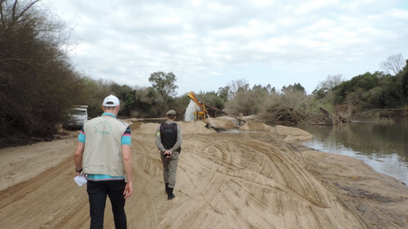 Fepam suspende atividades de dragas irregulares em mineradora de areia