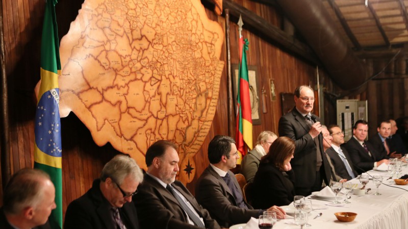 O Governo do Estado ofereceu, na noite desta segunda-feira (22), um jantar, realizado no Galpão Crioulo do Palácio Piratini, para uma comitiva formada por cerca 43 executivos para apresentar o ambiente de negócios do Rio Grande do Sul, seus programas