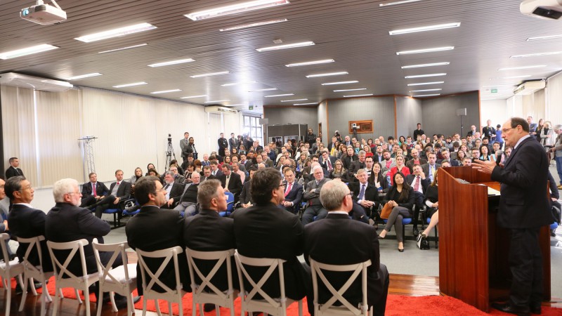 PORTO ALEGRE, RS, BRASIL 24.08.2016: Na manhã desta quarta-feira (24), o governador José Ivo Sartori e o secretário estadual do Desenvolvimento Econômico, Ciência e Tecnologia , Fábio Branco, participaram da cerimônia de abertura do 6º Fórum Brasil