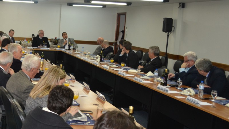 Sociedade precisa discutir o tamanho do Estado, diz Feltes em encontro com economistas