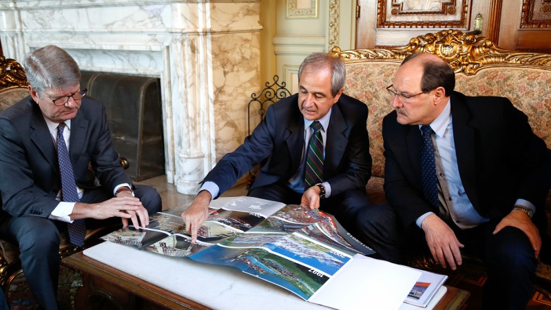 PORTO ALEGRE, RS , BRASIL 26.09.2016: O governador José Ivo Sartori recebeu a diretoria do Grupo Tecon, em audiência nesta segunda-feira (26), no Palácio Piratini. Na ocasião, o diretor- presidente da Tecon no Rio Grande do Sul, Paulo Bertinetti,