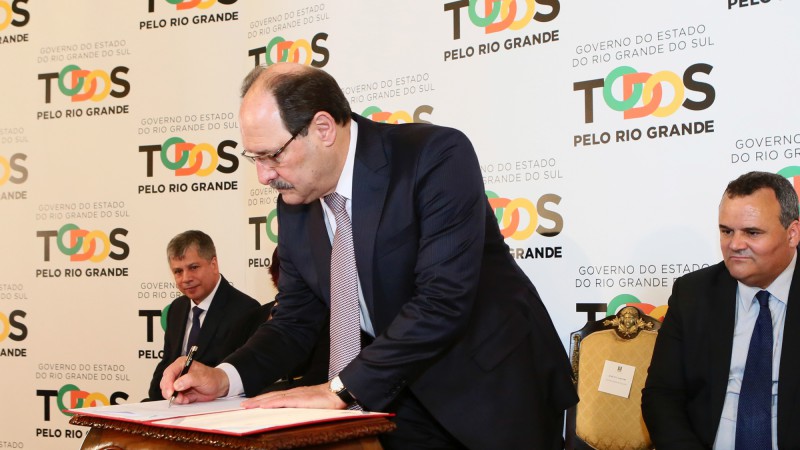 PORTO ALEGRE, RS, BRASIL 26.10.2016: O governador Jos&eacute; Ivo Sartori participou, nesta quarta-feira (25), da solenidade em homenagem ao Dia do Professor, no Pal&aacute;cio Piratini. Dois professores e duas escolas estaduais receberam men&ccedil;&atilde;o honrosa pelo trabalho