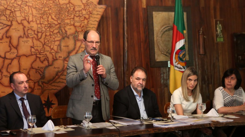 PORTO ALEGRE, RS, BRASIL 25.11.2016: Em encontro com jornalistas gaúchos, o governador José Ivo Sartori detalhou medidas de modernização do Estado para enfrentamento das dificuldades financeiras. Foto: Luiz Chaves/Palácio Piratini