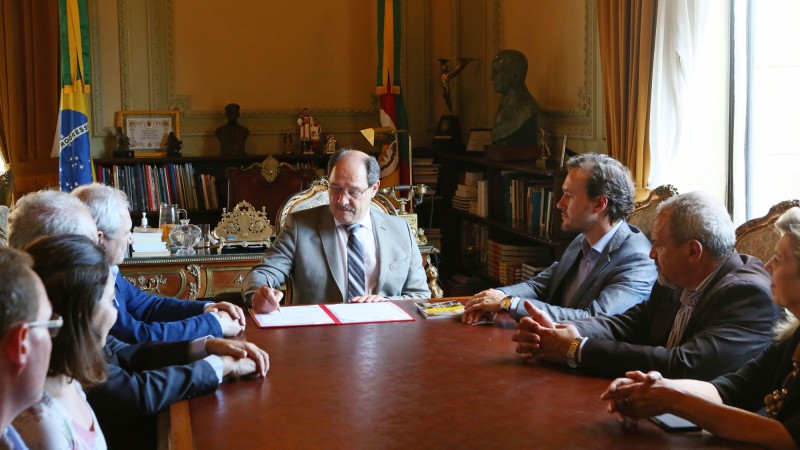 PORTO ALEGRE, RS, BRASIL 05.12.2016: O governador José Ivo Sartori sancionou na tarde desa segunda-feira (05/12) o Projeto de Lei 66/2013, de autoria do Deputado Estadual Vinícius Ribeiro (PDT), que visa promover integração dos modais de transporte e