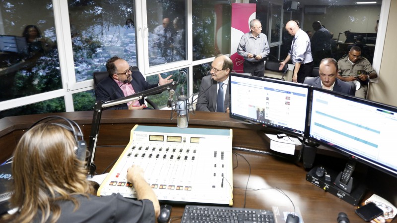 NOVO HAMBURGO, RS, BRASIL, 03.01-2017: O governador Jos&eacute; Ivo Sartori foi o primeiro entrevistado do Programa Lado B, apresentado pelo jornalista Rodrigo Giacomet, na R&aacute;dio Uni&atilde;o FM de Novo Hamburgo. A entrevista, realizada ao vivo nesta ter&ccedil;a-feira (3),