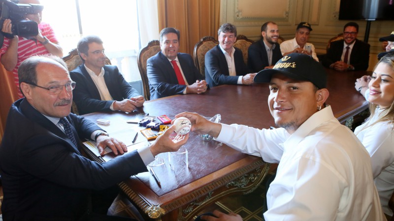 PORTO ALEGRE, RS, BRASIL 17.01.2017: Governador José Ivo Sartori recebeu, na manhã desta terça-feira(17), a visita do jogador de Beisebol do Detroit Tigers, equipe Major League Baseball (MLB), Miguel