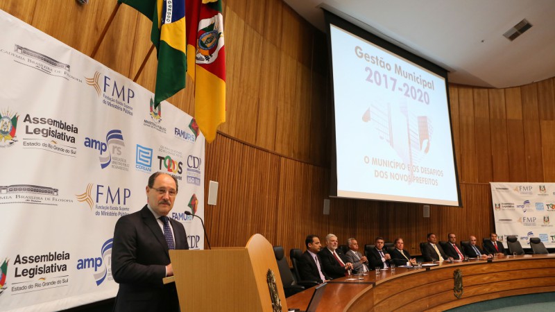 PORTO ALEGRE, RS, BRASIL, 31.01.2017: Apresentar um panorama das principais dificuldades que serão encontradas e das necessidades gerenciais que aguardam os novos gestores municipais é o objetivo do seminário 'O município e os desafios dos novos