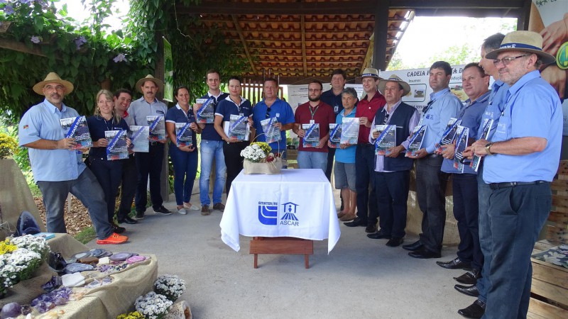 Emater/RS lança revista com experiências marcantes de cooperativismo