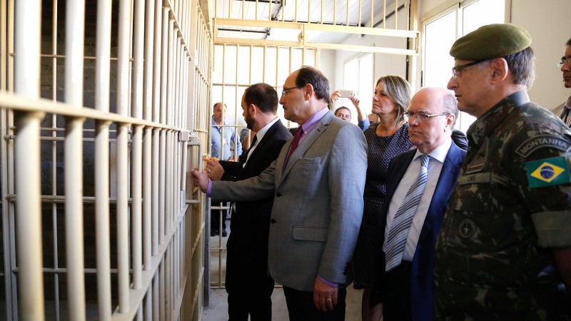 PORTO ALEGRE, RS, BRASIL, 07.03.2017: Governador José Ivo Sartori visita as instalações do Centro de Triagem de Porto Alegre na manhã desta terça-feira (7),  construído em parceria com o Exército. Sartori esteve acompanhado do comandante Militar do Sul,