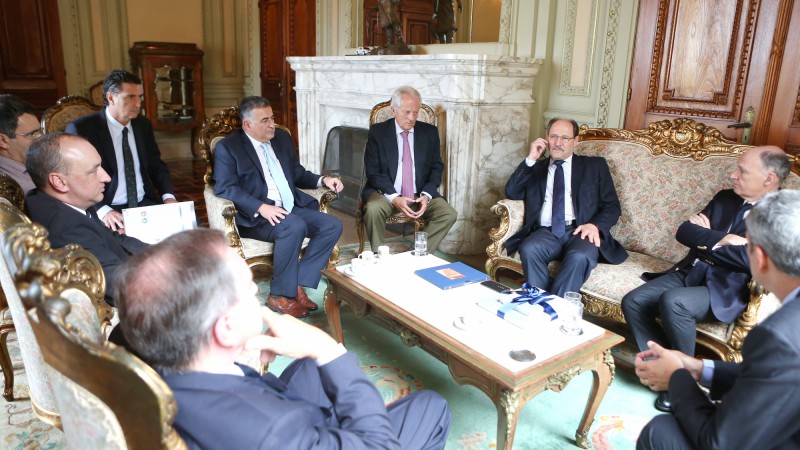 PORTO ALEGRE, RS, BRASIL, 16.03.2017: Lideranças do Grupo Saint Gobain - que recentemente anunciou a aquisição da empresa gaúcha Tumelero - foram recebidas pelo governador José Ivo Sartori, no Palácio Piratini, nesta quinta-feira (16). O presidente